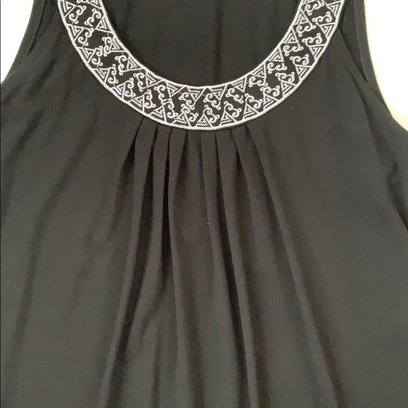 Black tank top - Picture 2 of 5